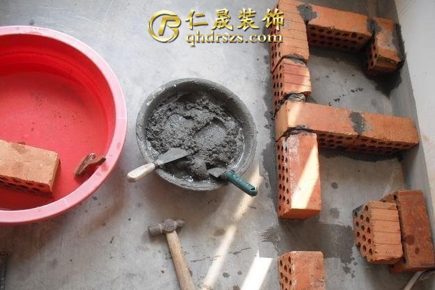 福州劉先生裝修為省錢，親身砌電視柜，包涵我笑出拖拉機般的聲響