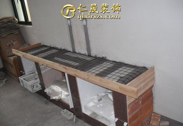 福州劉先生裝修為省錢，親身砌電視柜，包涵我笑出拖拉機般的聲響