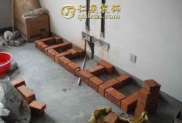 福州劉先生裝修為省錢，親身砌電視柜，包涵我笑出拖拉機般的聲響